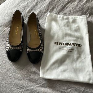Italian shoes flats size 38.5 Europe which is approx 38.5 US.